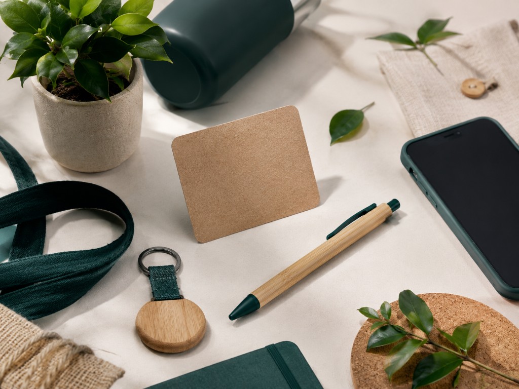 Artículos promocionales ecológicos Timelapse-3D: llavero de madera, cartulina kraft, bolígrafo de bambú, bolso tote de lino y plantas para campañas responsables